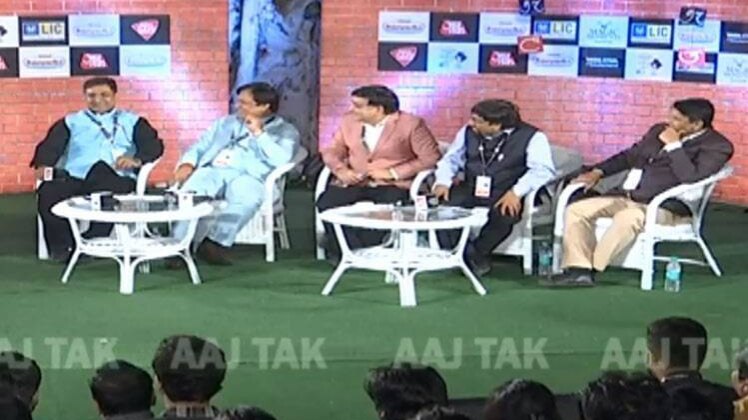 साहित्य आजतक के मंच पर कवि सम्मेलन में उपस्थित कवि (फोटो- आजतक)