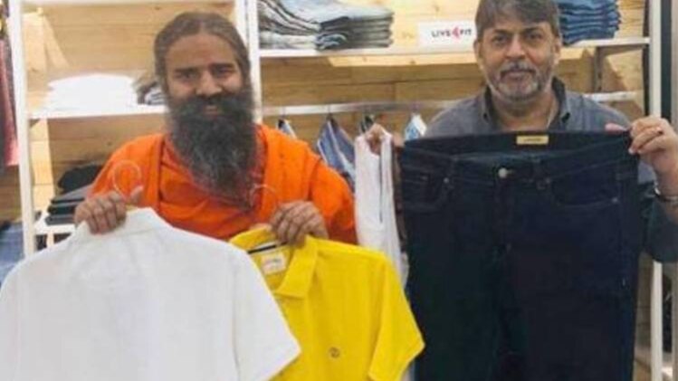 पतंजलि स्टोर का उद्घाटन करते बाबा रामदेव