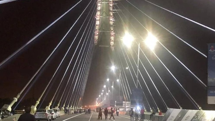 दिल्ली के सिग्नेचर ब्रिज पर दो की मौत