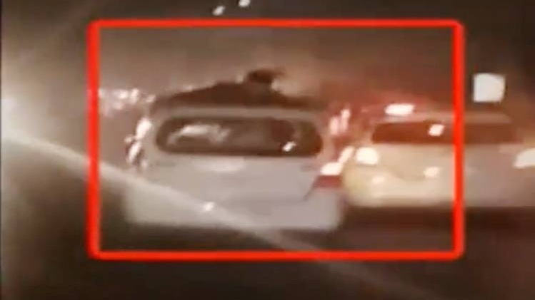 सड़क से जाते लोगों ने मोबाइल में कैद किया ये वीडियो