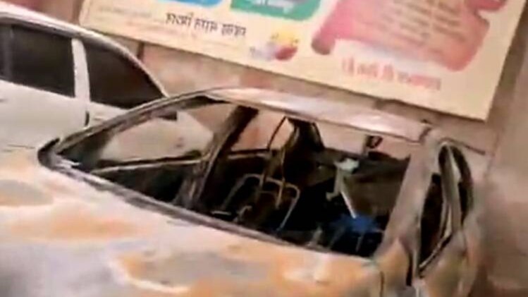 जली हुई कार (वीडियो ग्रैब)