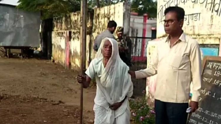 सुकमा में मतदान के दौरान वोट डालने जातीं बुजुर्ग (फोटो-ANI)