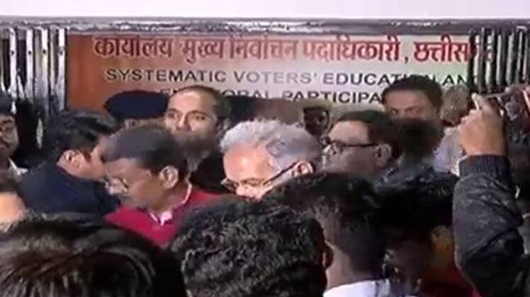 निर्वाचन अधिकारी के घर जमा कांग्रेसी