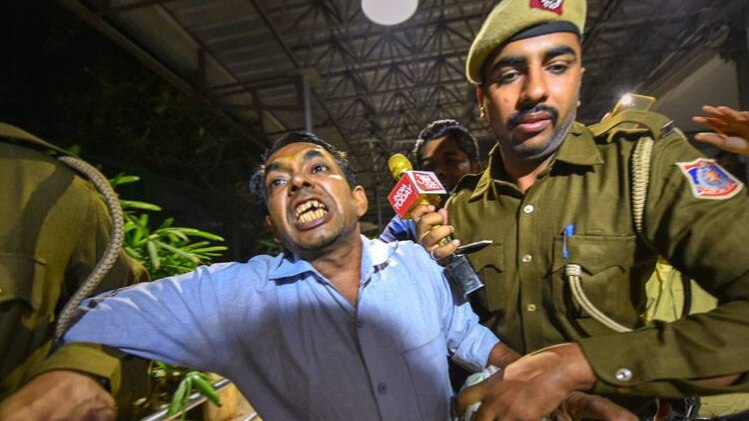 अरविंद केजरीवाल पर मिर्ची से हमला