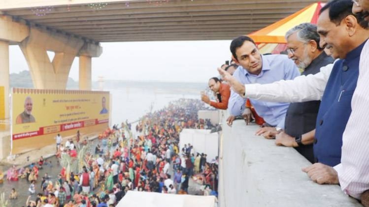 छठ पूजा घाट पर सुशील मोदी और सीएम रुपाणी(फोटो-CMO gujarat twitter से)