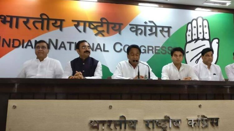 कमलनाथ के साथ संजय सिंह (फोटो- PTI)