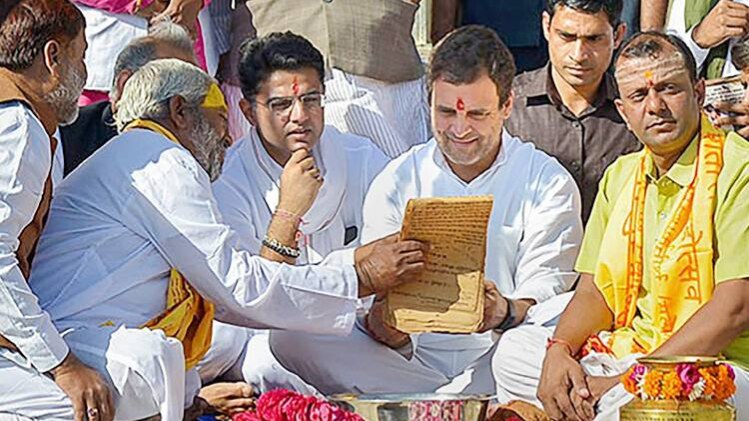 पुष्कर के ब्रह्मा मंदिर में राहुल गांधी(फोटो-PTI)