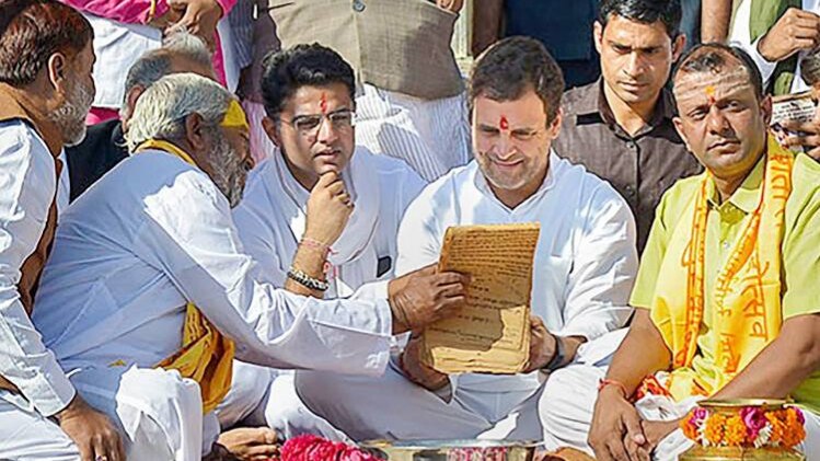 पुष्कर के ब्रह्मा मंदिर में राहुल गांधी(फोटो-PTI)