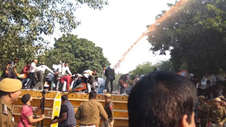 पुलिस को वॉटर कैनन का इस्तेमाल करना पड़ा