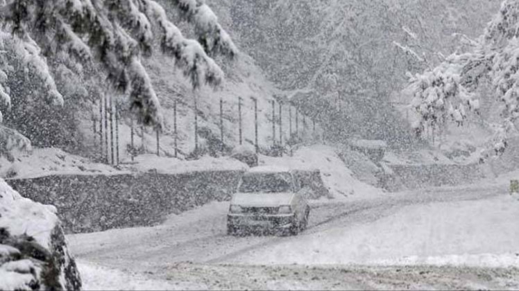 देशतक: बर्फबारी से कहीं खिले चेहरे तो कहीं मायूसी