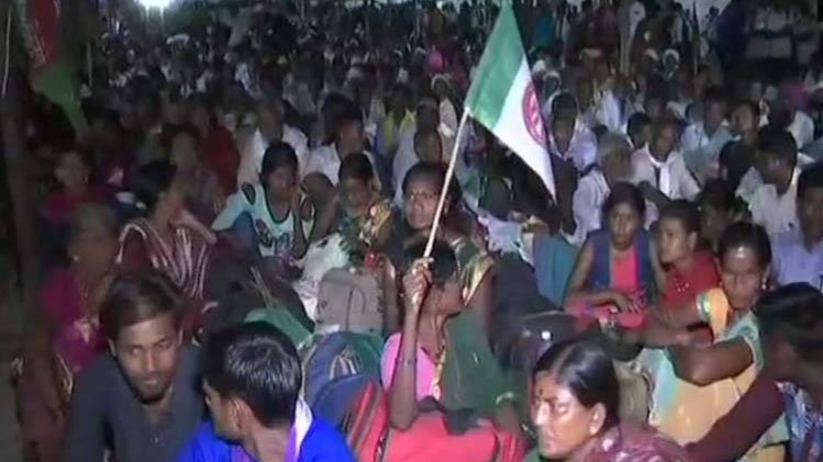 देशतक: महाराष्ट्र में किसानों की जीत, फडणवीस ने मानी सभी मांगे