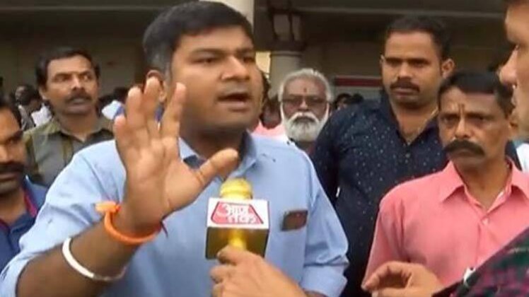 कोच्चि एयरपोर्ट पर तृप्ति देसाई के खिलाफ विरोध प्रदर्शन