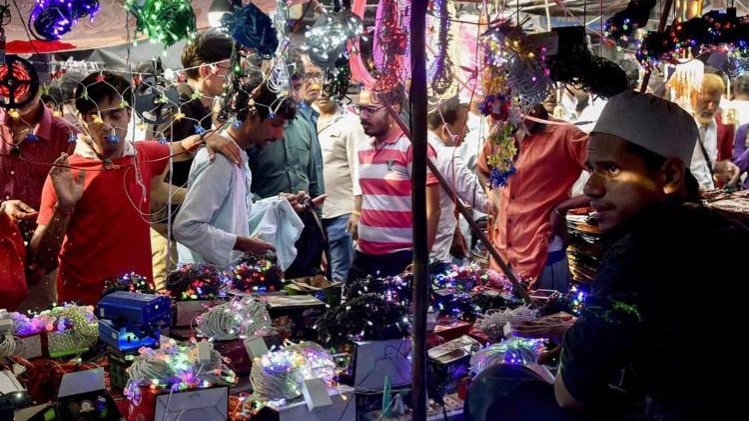 धनतेरस पर खरीदारी करते लोग