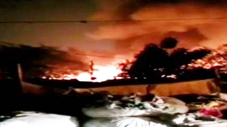 दौलतपुर गांव में करीब 150 झुग्गियां जलकर खाकत(फोटो-ANI)