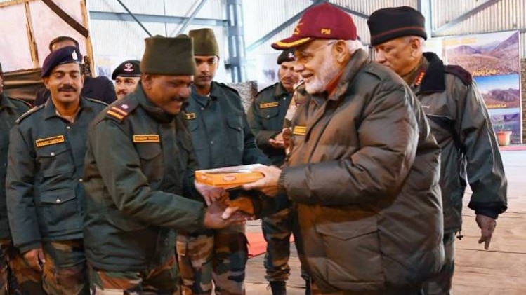 जो करते हैं देश की रखवाली, उनके साथ पीएम मोदी की दिवाली