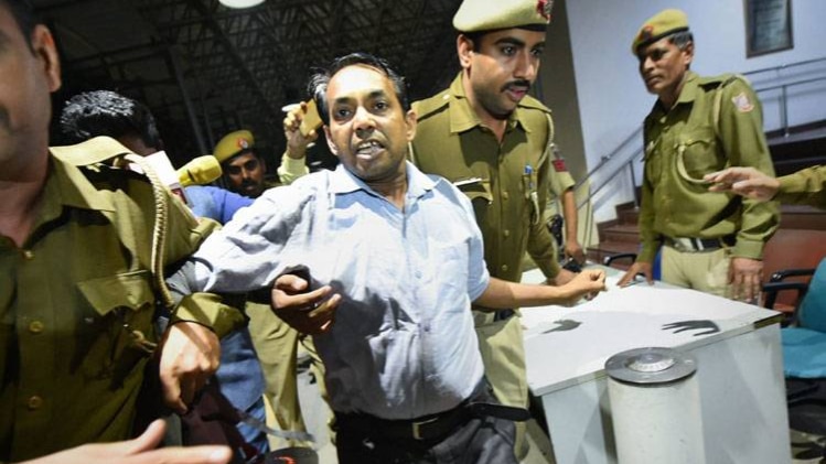 दिल्ली के मुख्यमंत्री अरविंद केजरीवाल पर मिर्च पाउडर से हमला