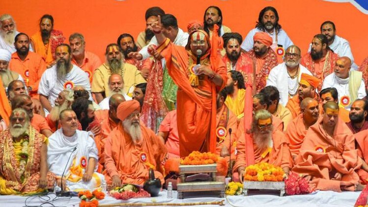 दिल्ली में संत समाज की बैठक (फोटो-PTI)