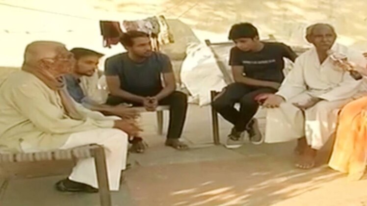 मंदसौर में गोलीबारी से मरे किसान जितेंद्र सिंह का परिवार