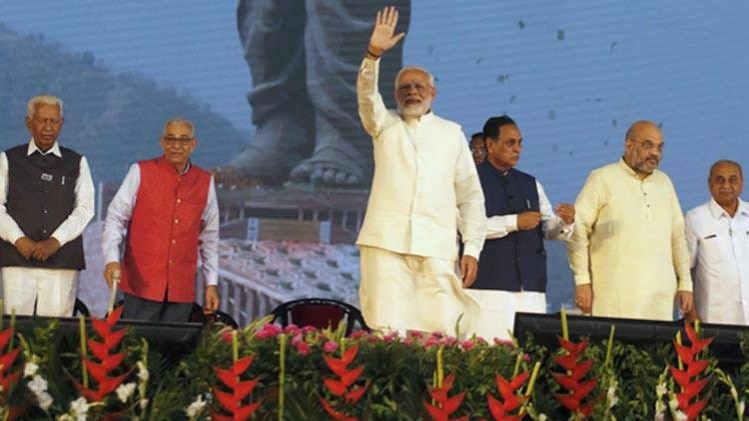 पटेल की प्रतिमा पर सियासत (फोटो-AP)