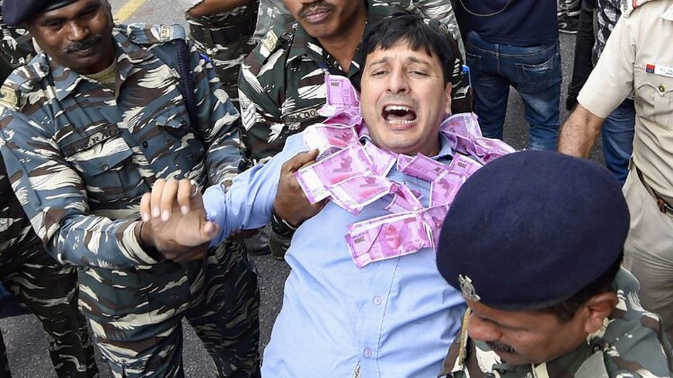 नोटबंदी के खिलाफ प्रदर्शन (फोटो- PTI)