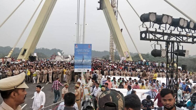 सिग्नेचर ब्रिज के उद्घाटन से पहले पुलिस से भिड़े मनोज तिवारी