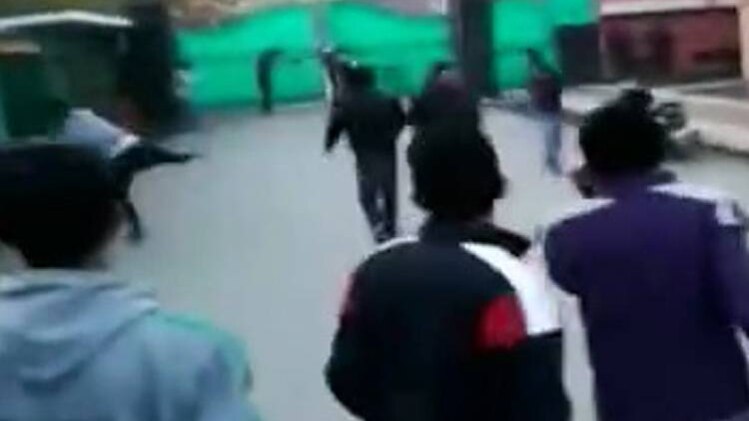 व‍िरोध प्रदर्शन करते छात्र (वीड‍ियो स्क्रीनशॉट)