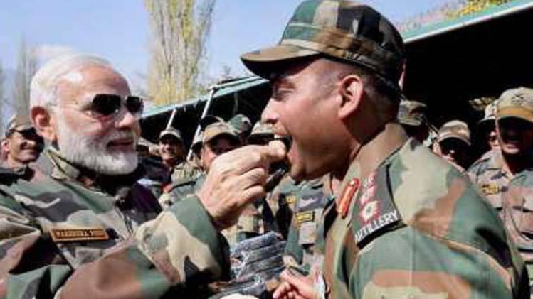 PM नरेंद्र मोदी ने पिछले साल LoC पर मनाई थी दिवाली (फाइल फोटो/PTI)