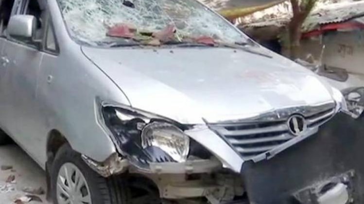 पुलिस लाइन में तोड़फोड़ का शिकार बनी गाड़ी. (फोटो साभार-ANI)