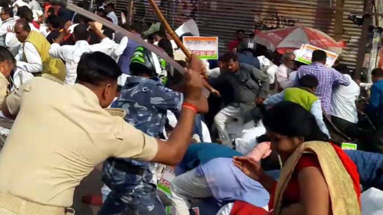 पटना में प्रदर्शनकारि‍यों पर लाठीचार्ज (Photo: aajtak)