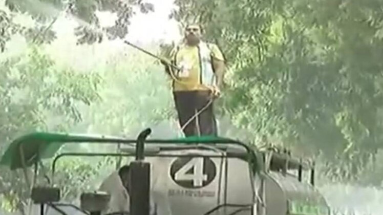 दिल्ली में प्रदूषण कम करने के लिए पानी का छिड़काव