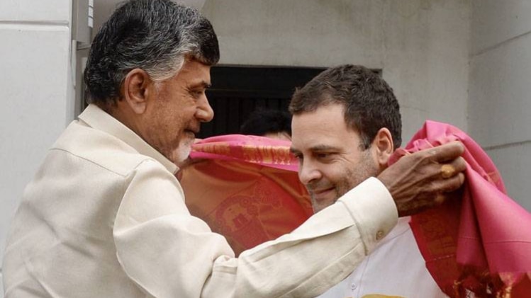 चंद्रबाबू नायडू और राहुल गांधी को शॉल ओढ़ाते (फोटो- पीटीआई)