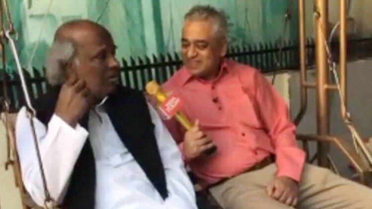 राहत इंदौरी और राजदीप सरदेसाई (फोटो- aajtak.in)