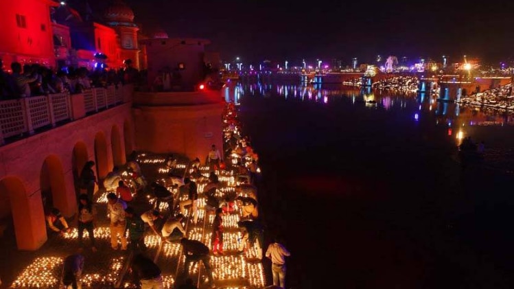 अयोध्या में जले 3 लाख दीये