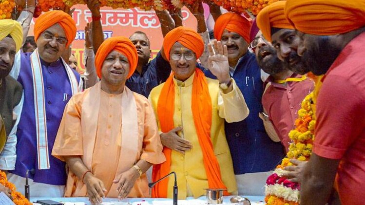 CM योगी आदित्यनाथ के साथ केशव प्रसाद(फोटो-PTI)