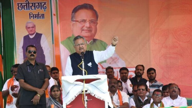 रैली को संबोधित करते रमन सिंह