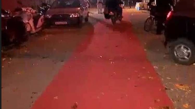 शिवराज सिंह के रोड शो के लिए सड़कों पर बिछा रेड कार्पेट