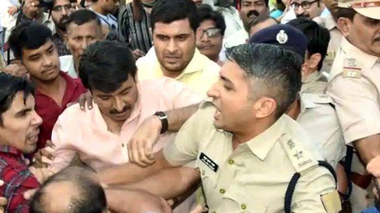 द‍िल्ली में स‍िग्नेचर ब्रिज हंगामे की तस्वीर (Photo:aajtak)