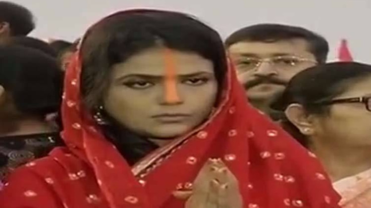 आजतक की एंकर श्वेता सिंह ने भी मनाया छठ पर्व