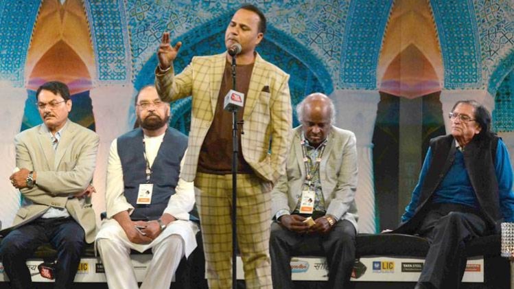 साहित्य आजतक मुशायरा: मेरे तकिये से तेरे कान की बाली निकल आई...