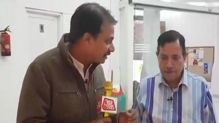 शाम सुंदर से बात करते सिद्धार्थ तिवारी