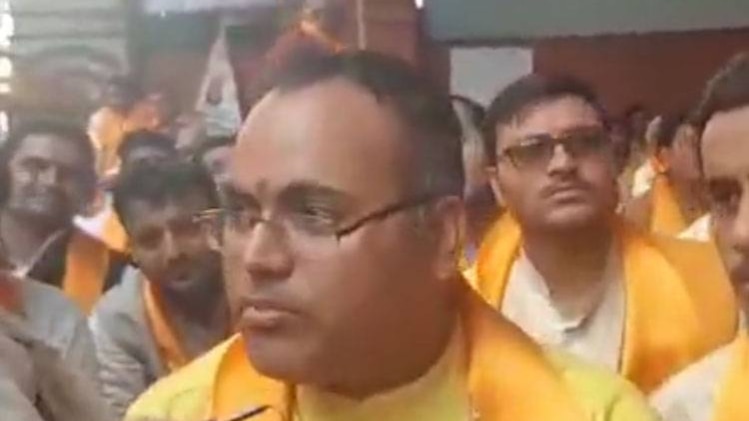 कांग्रेस मुख्यालय के बाहर दिखा दिलचस्प रंग