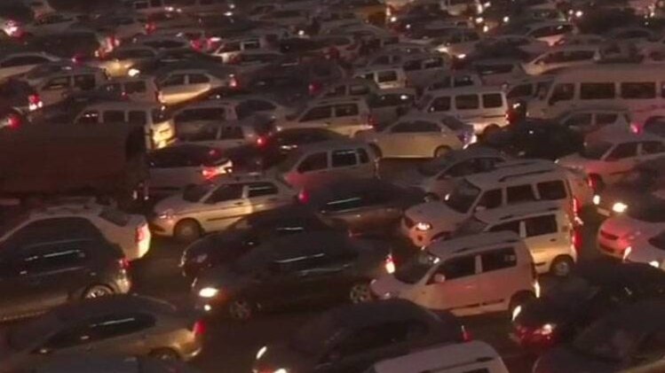 गुरुग्राम में जाम (फोटो- ANI)