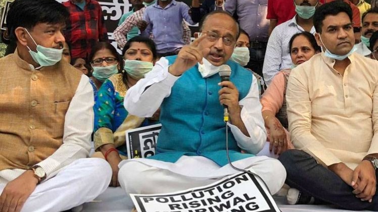 प्रदर्शन करते केंद्रीय मंत्री विजय गोयल (ट्विटर फोटो- @VijayGoelBJP)