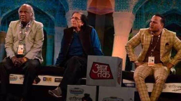 वसीम बरेलवी (मध्य में)