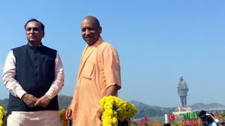 योगी आदित्‍यनाथ और व‍िजय रुपाणी (Photo:aajtak)