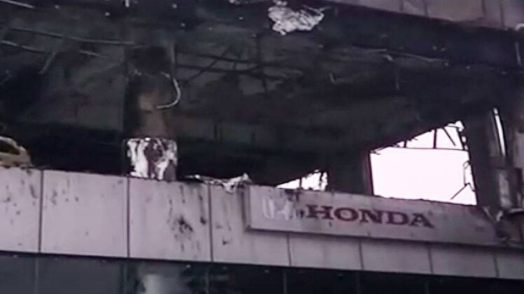 कार के शोरूम में लगी आग