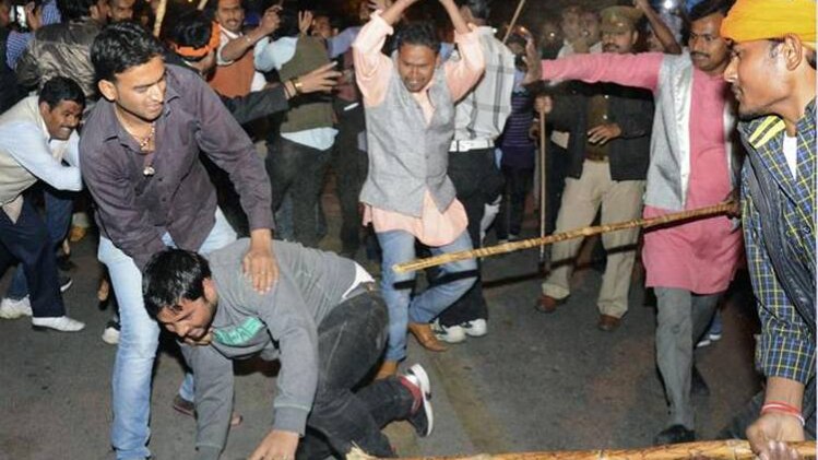 AAP के कार्यकर्ता (फोटो-Reuters)