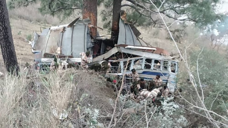 खाई में गिरी बस