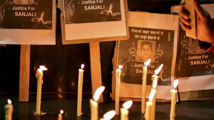 मृतका को इंसाफ दिलाने लोगों का कैंडल मार्च(फोटो-PTI)