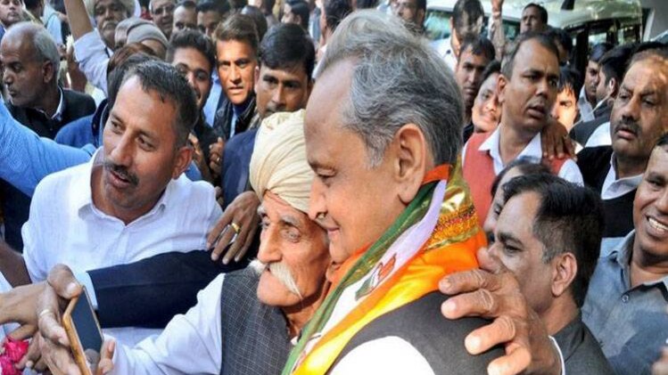 गहलोत के घर के बाहर लगा समर्थकों का तांता